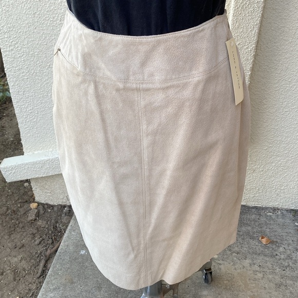 Vintage 100% suede stunning ‘80’s Lord & Taylor skirt w/ tags. Never worn - Picture 2 of 14